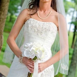 Gorgeous strapless Ivory wedding dress and veil